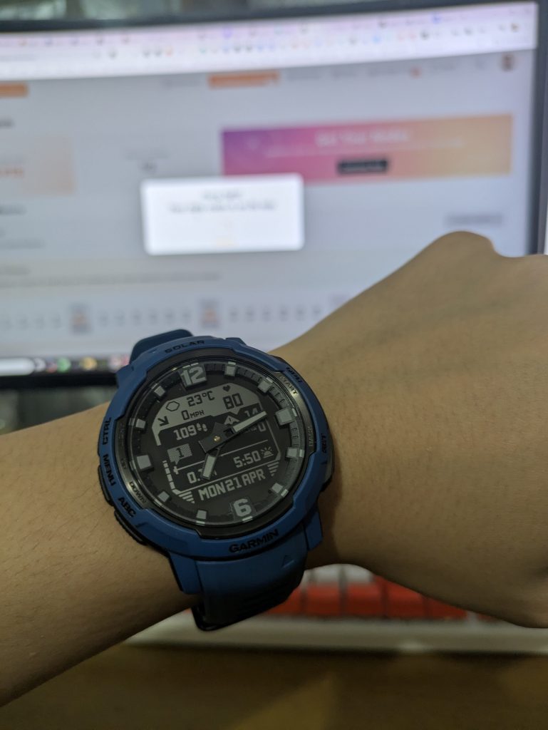 Desain, Ketangguhan, dan Layar "Donut" yang Khas