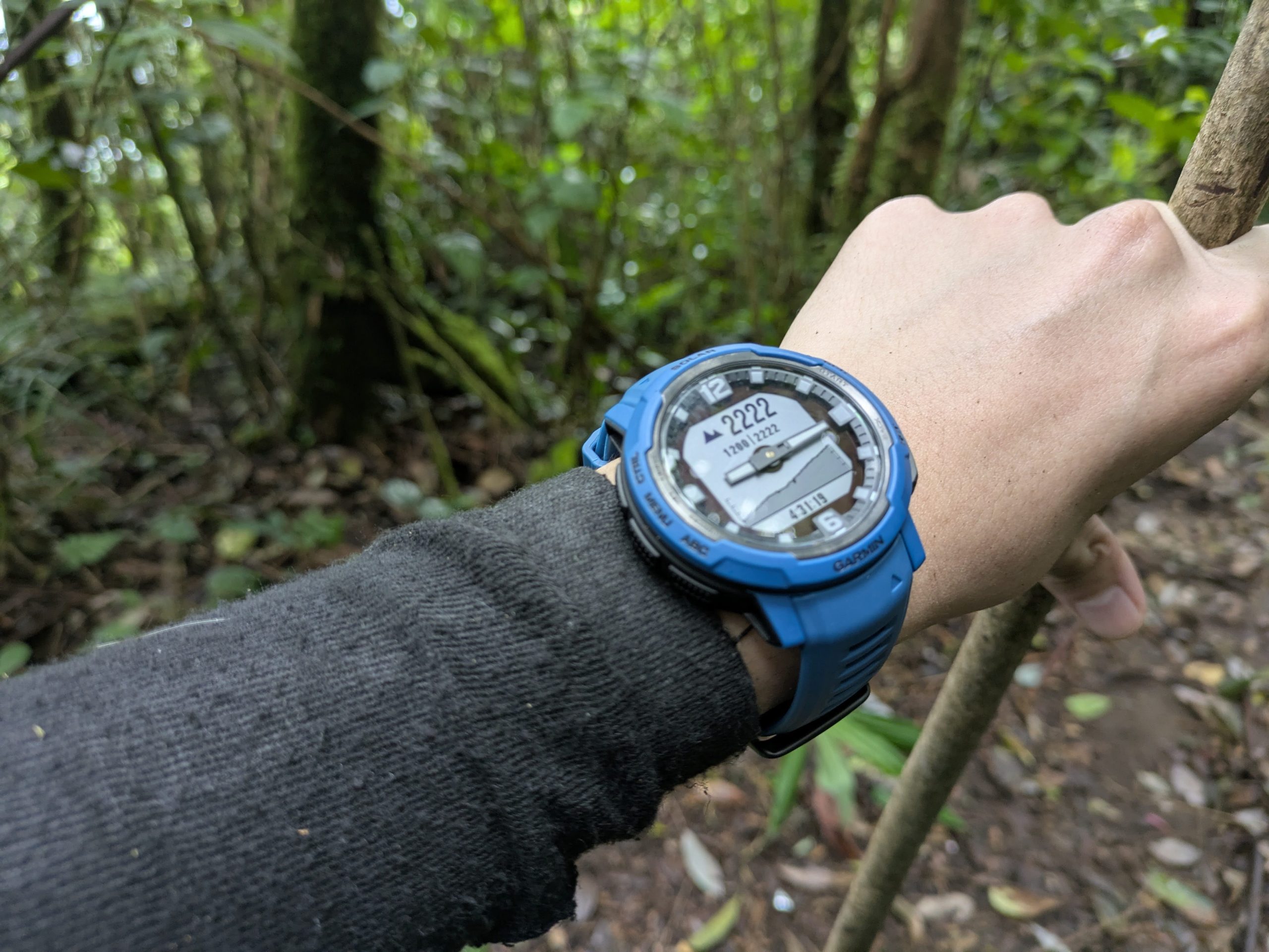 Review Garmin Instinct Crossover Solar: Sportwatch GPS Outdoor Cantik dengan Jarum Analog Mekanik